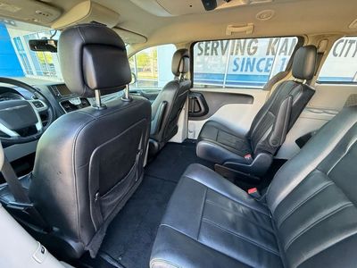 2016 Chrysler Town & Country — photo 29 view