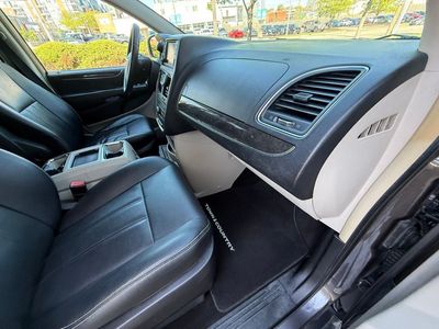 2016 Chrysler Town & Country — photo 39 view
