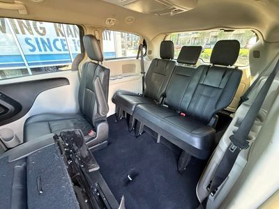 2016 Chrysler Town & Country — photo 10 view