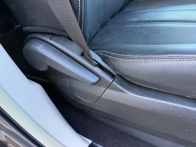 2016 Chrysler Town & Country — photo 40 view