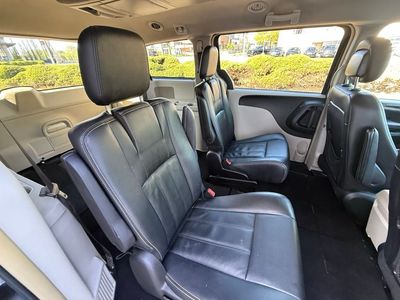 2016 Chrysler Town & Country — photo 34 view