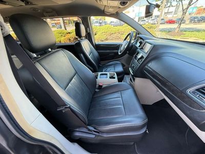2016 Chrysler Town & Country — photo 38 view