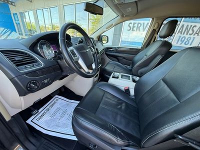 2016 Chrysler Town & Country — photo 16 view