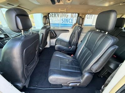 2016 Chrysler Town & Country — photo 9 view