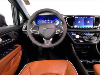 2024 Chrysler Pacifica — detail view