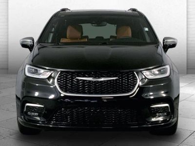 2024 Chrysler Pacifica — side profile view