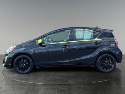 2016 Toyota Prius c — detail view