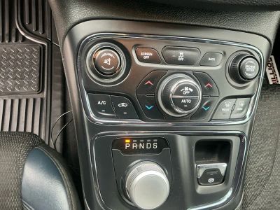 2015 Chrysler 200 — photo 12 view