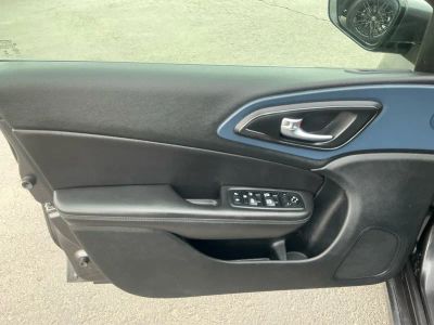 2015 Chrysler 200 — photo 16 view