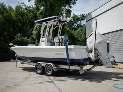 2018 Robalo 246 Cayman — detail view