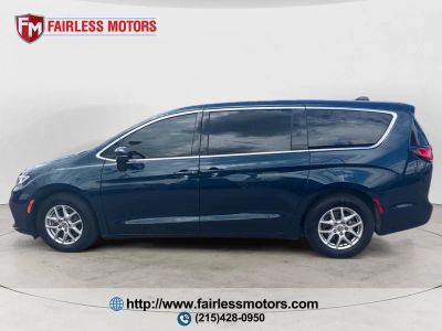 2023 Chrysler Pacifica — side profile view