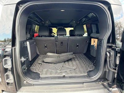 2024 Land Rover Defender 110 — photo 13 view