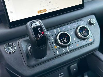 2024 Land Rover Defender 110 — photo 30 view