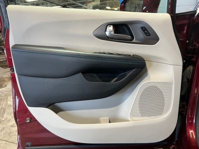 2021 Chrysler Pacifica — photo 20 view