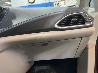 2021 Chrysler Pacifica — photo 12 view