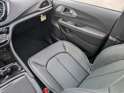 2026 Chrysler Pacifica — photo 17 view