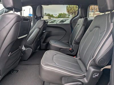 2026 Chrysler Pacifica — photo 15 view