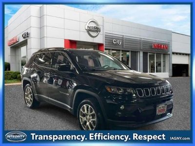2023 Jeep Compass Latitude Lux in Diamond Black Crystal Pearlcoat — front three-quarter view