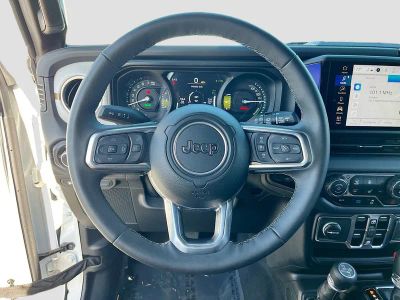 2025 Jeep Wrangler — photo 11 view