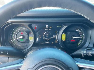 2025 Jeep Wrangler — photo 12 view