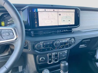 2025 Jeep Wrangler — photo 14 view