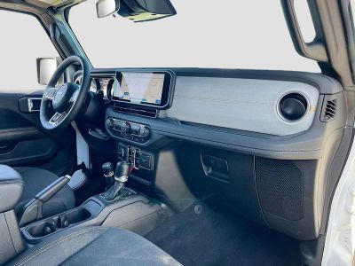 2025 Jeep Wrangler — photo 27 view
