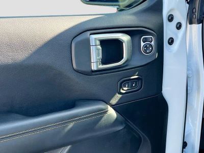 2025 Jeep Wrangler — photo 17 view