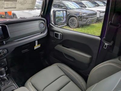 2026 Jeep Gladiator — photo 18 view