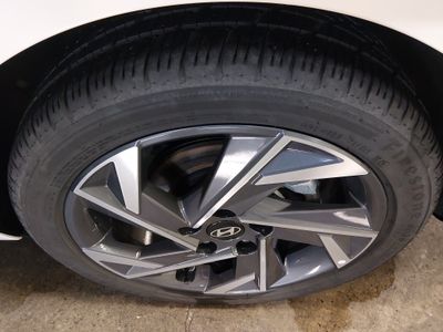 2025 Hyundai Elantra — photo 10 view