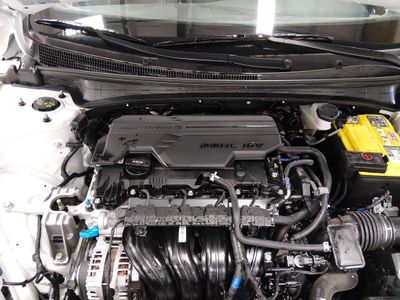2025 Hyundai Elantra — photo 9 view