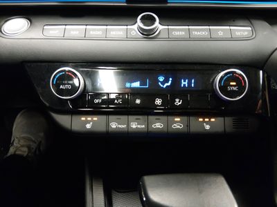 2025 Hyundai Elantra — photo 17 view