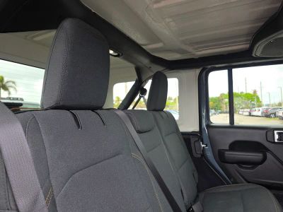 2025 Jeep Wrangler — photo 14 view