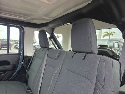 2025 Jeep Wrangler — photo 17 view