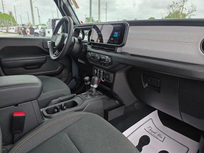 2025 Jeep Wrangler — photo 9 view