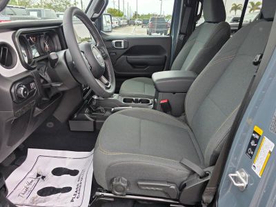 2025 Jeep Wrangler — photo 22 view