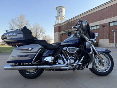 2017 Harley-Davidson® FLHTKSE - CVO™ Limited — front three-quarter view
