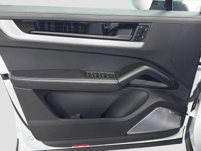 2025 Porsche Cayenne — photo 24 view