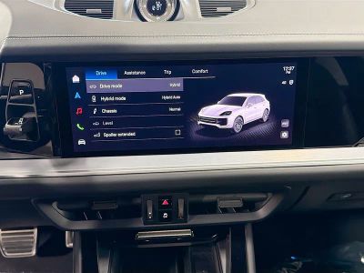 2025 Porsche Cayenne — photo 30 view