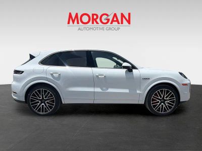 2025 Porsche Cayenne — side profile view
