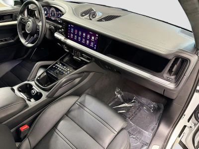2025 Porsche Cayenne — photo 15 view