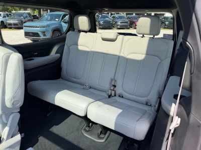 2026 Jeep Grand Wagoneer — photo 32 view