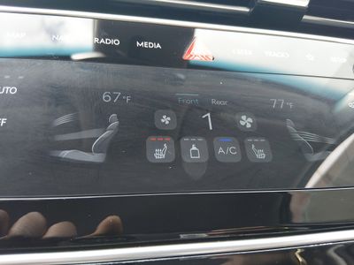 2025 Genesis GV80 — photo 18 view