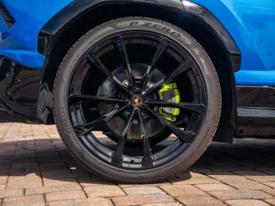 2022 Lamborghini Urus — photo 13 view
