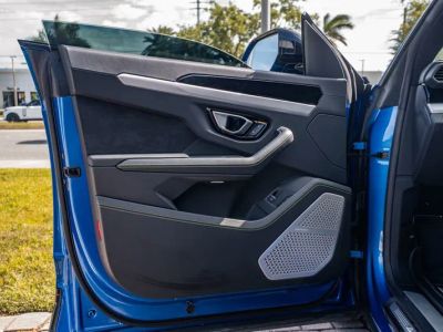 2022 Lamborghini Urus — photo 16 view