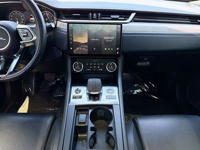 2025 Jaguar F-PACE - Photo 19