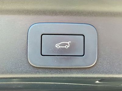 2025 Jaguar F-PACE - Photo 13