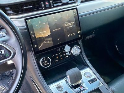 2025 Jaguar F-PACE - Photo 28