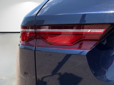 2025 Jaguar F-PACE - Photo 10
