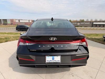 2025 Hyundai Elantra - Photo 4