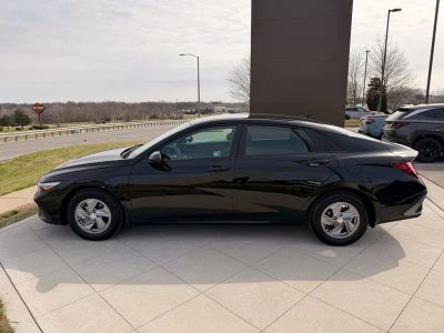 2025 Hyundai Elantra - Photo 2